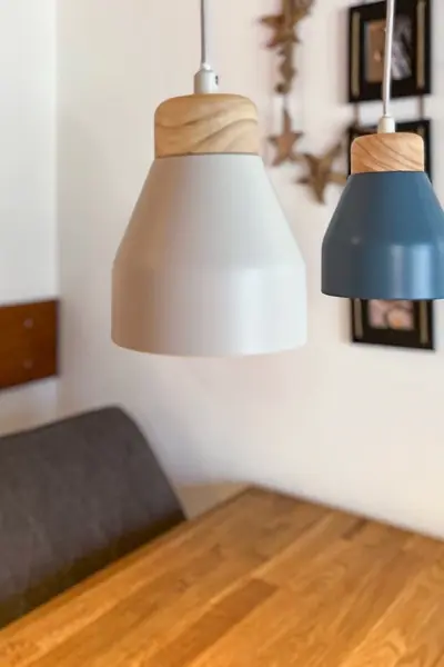 Pendelleuchten über dem Esstisch