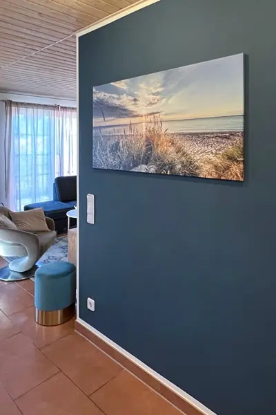 Eingangsbereich mit dunkelblauer Wand und Strandbild
