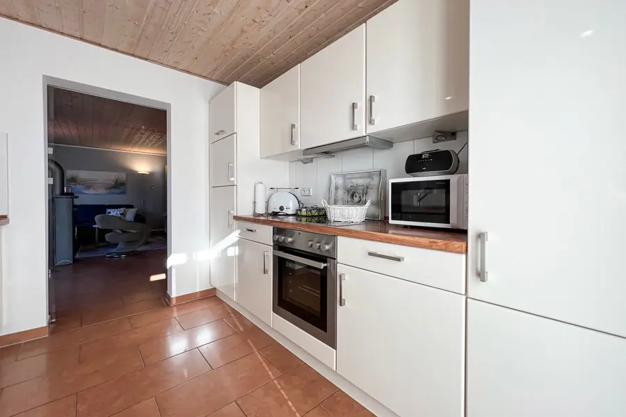 Kochbereich mit Backofen und Mikrowelle