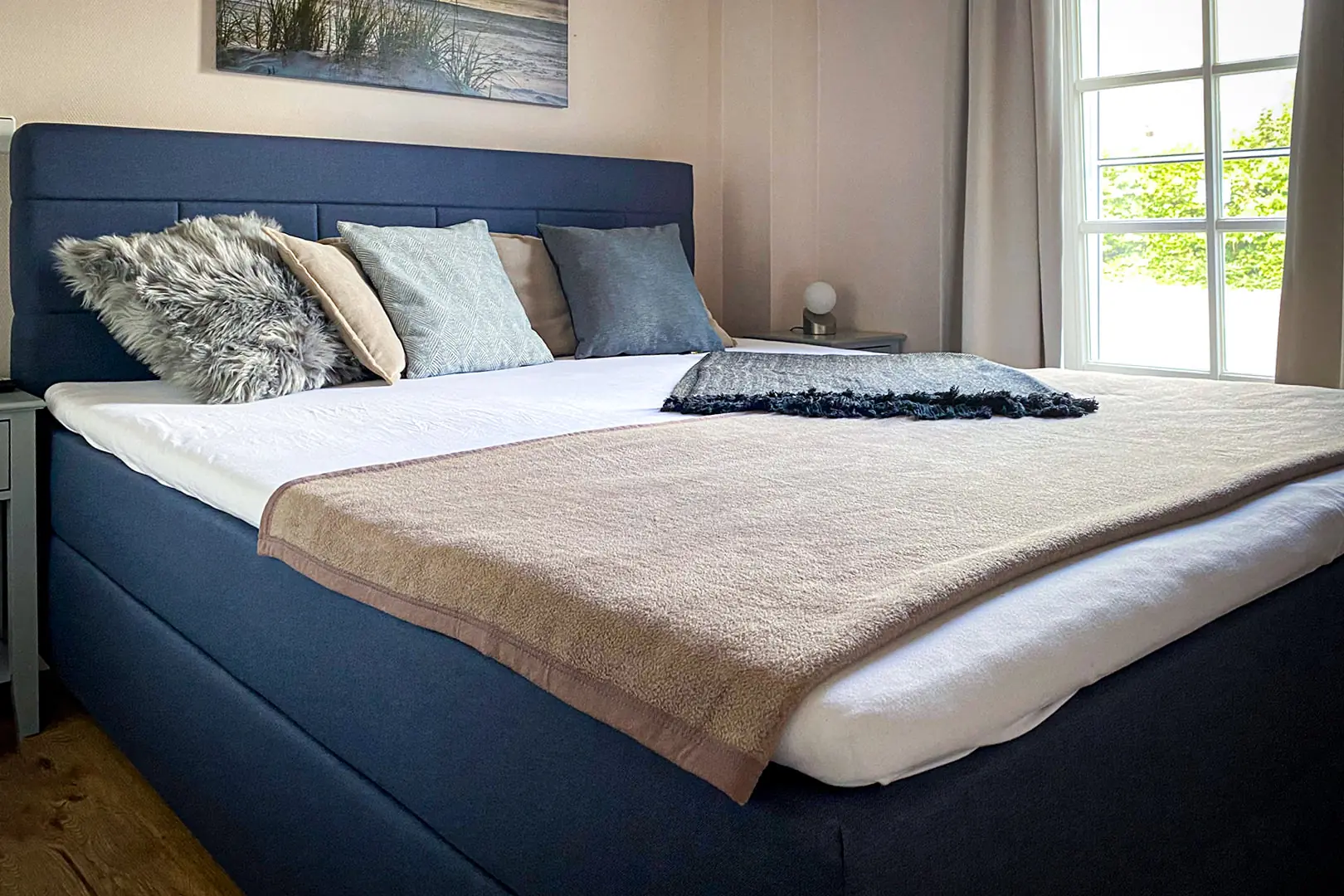 Schlafzimmer mit Boxspring-Doppelbett und Fernseher