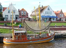 Krabbenkutter im Hafen von Greetsiel